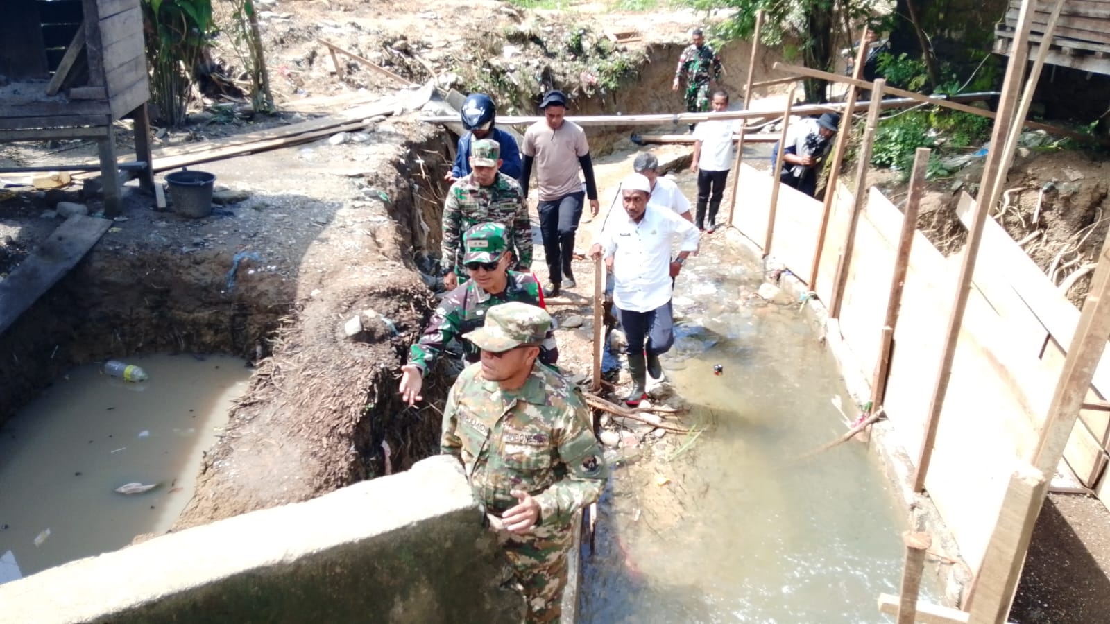 Satgas TMMD Kodim 1506/Namlea Bangun Reol/Drainase Raksasa di Desa Waenono