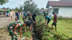 Cegah Banjir, Koramil 1505-04 Oba Bersama Warga Bersihkan Saluran Air