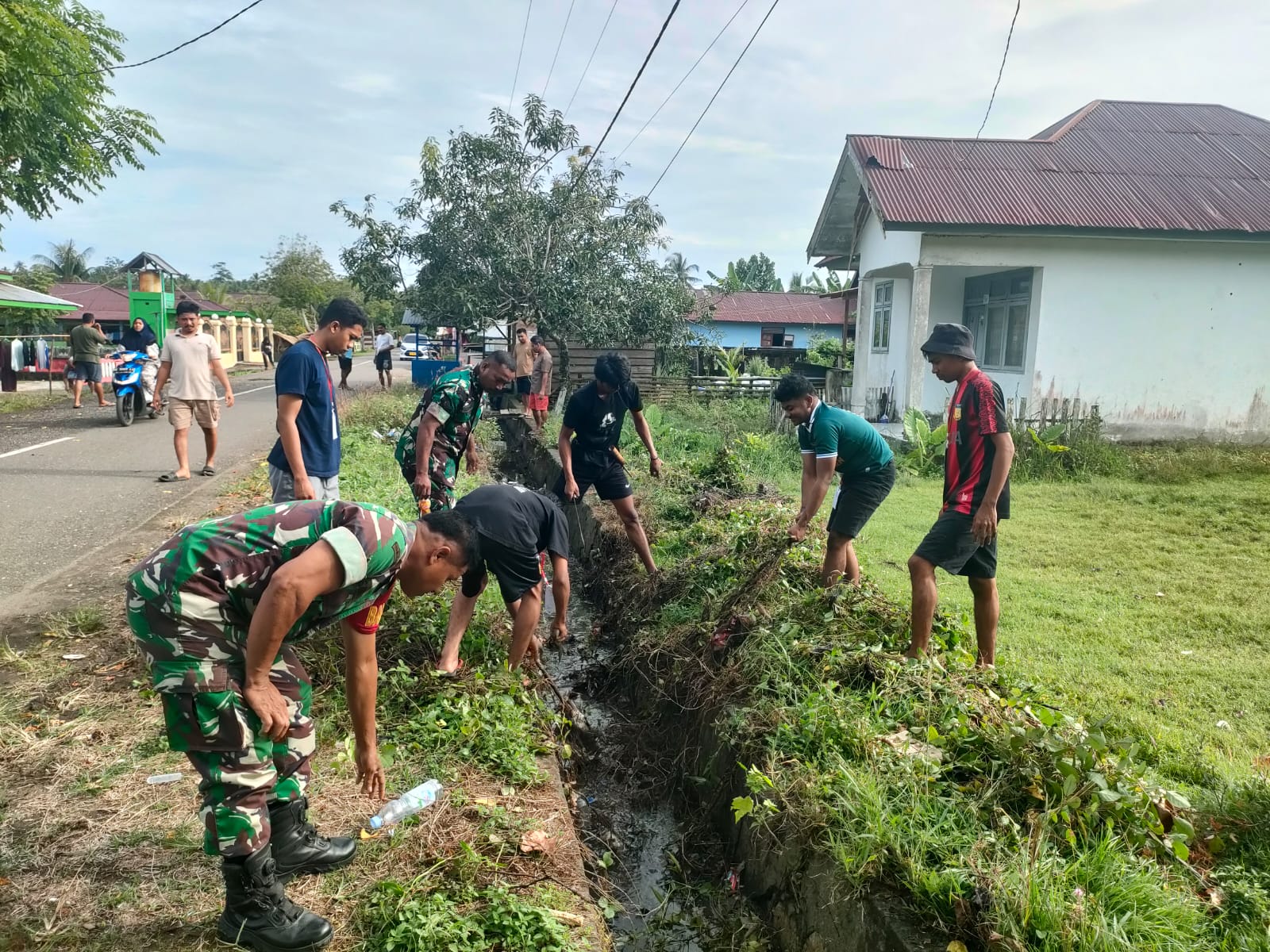 Cegah Banjir, Koramil 1505-04 Oba Bersama Warga Bersihkan Saluran Air