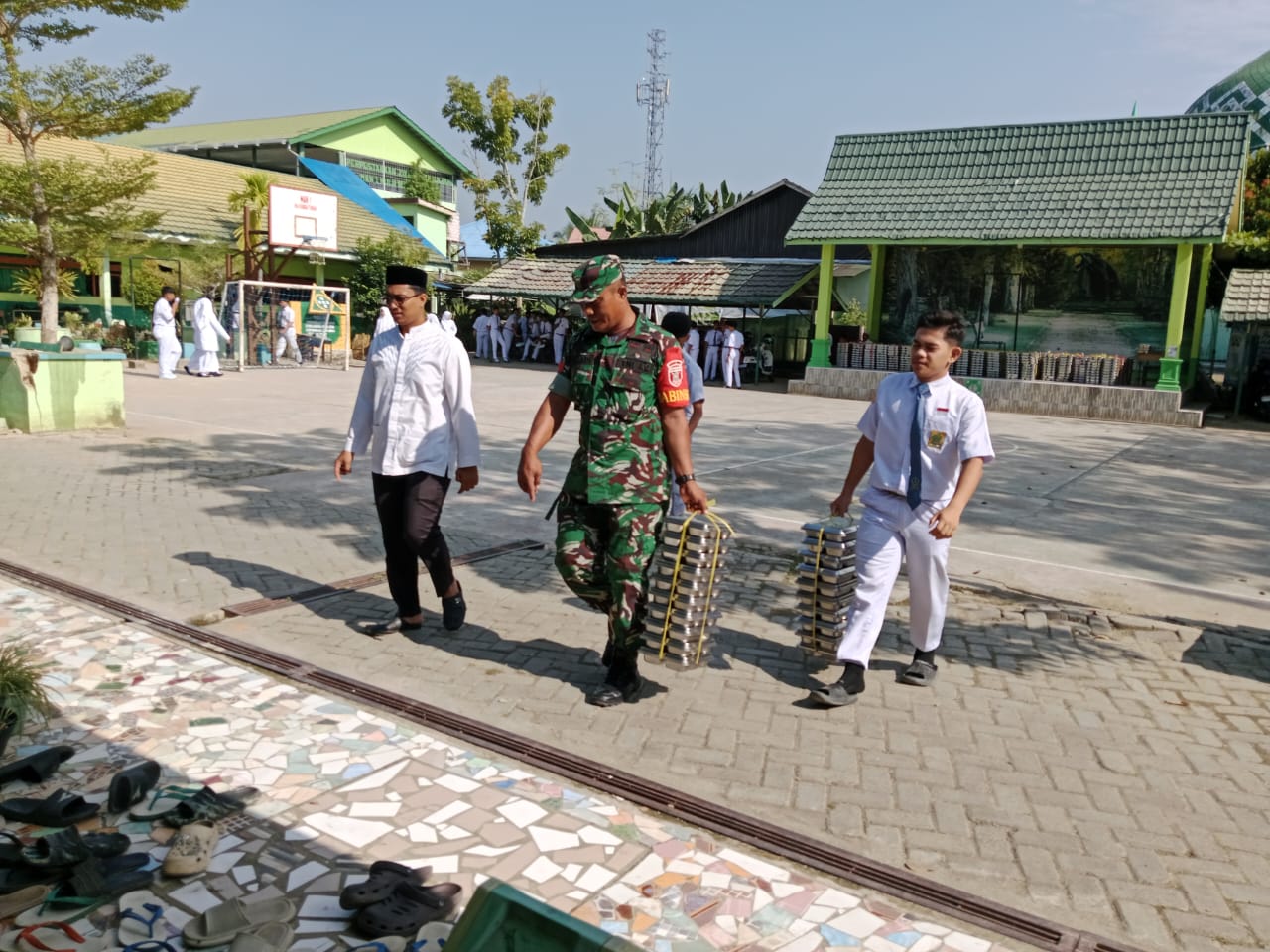 TNI dan Pemerintah Bersinergi: 3.259 Porsi Makan Bergizi Dibagikan di Barabai