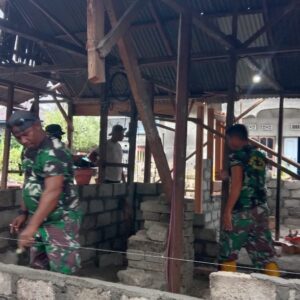 Satgas TMMD Kodim 1506/Namlea Bangun Rumah Tidak Layak Huni di Desa Leku Satgas TMMD Kodim 1506/Namlea Bangun Rumah Tidak Layak Huni di Desa Leku