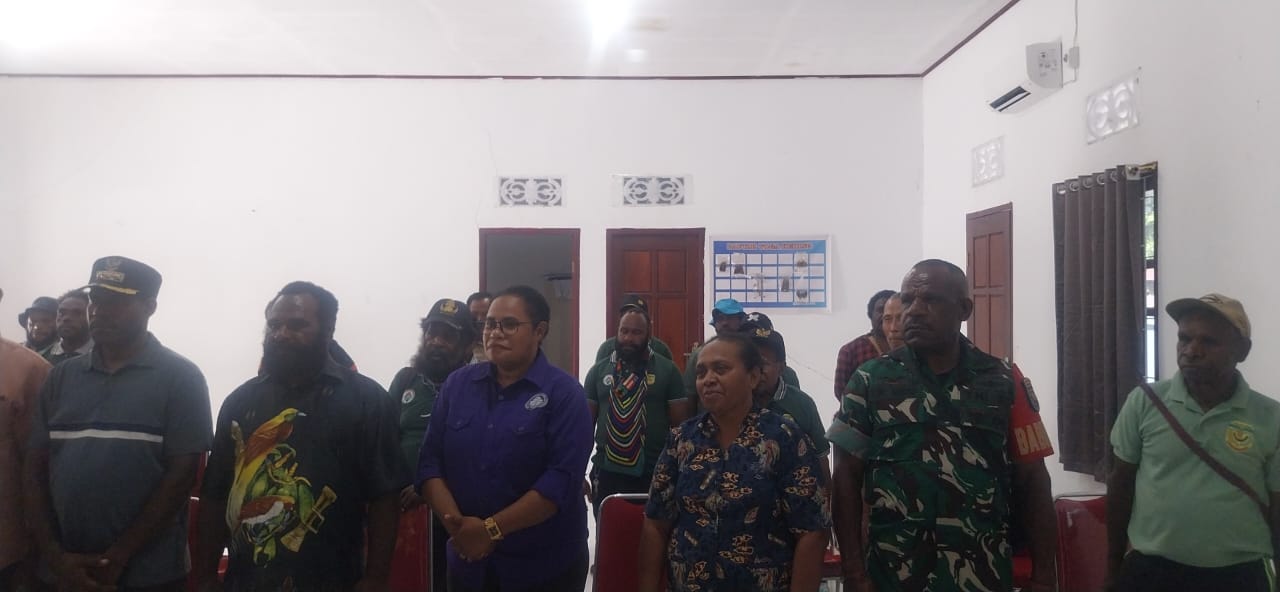 Babinsa Koramil Kuala Kencana Melaksanakan Pendampingan Pelatihan Teknologi Pertanian Pembuatan Pupuk Organik