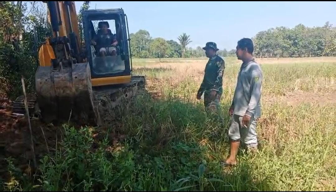 Dukung Ketahanan Pangan, Babinsa Serda Sholikin Dampingi Normalisasi Sungai