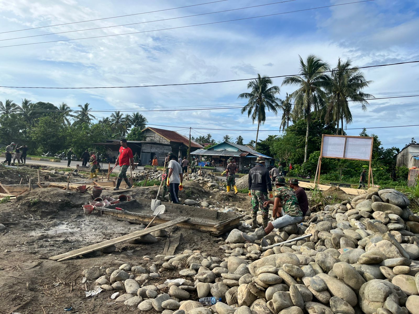 Teriknya Matahari Membakar Semangat Satgas TMMD 125 Kodim 1506/Namlea Dalam Pembuatan Reol/Drainase Raksasa di Desa Waenono