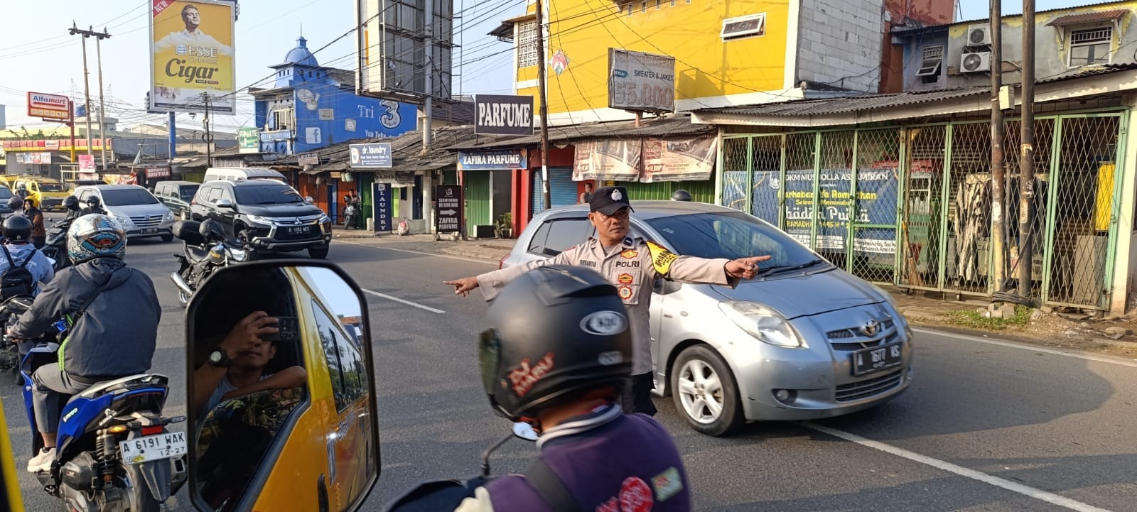 PECAK Pagi, Polsek Cikupa Atur Arus Lalin di Pertigaan Columbus untuk Wujudkan Kamseltibcar Lantas PECAK Pagi, Polsek Cikupa Atur Arus Lalin di Pertigaan Columbus untuk Wujudkan Kamseltibcar Lantas