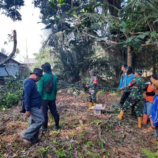 Gotong Royong Bersihkan Sungai, Koramil Labuan Amas Utara Wujudkan Kepedulian Lingkungan