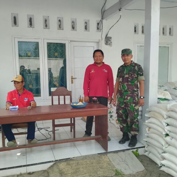 Babinsa Besuk Kawal Penyaluran Bantuan Beras 2025 Tepat Sasaran