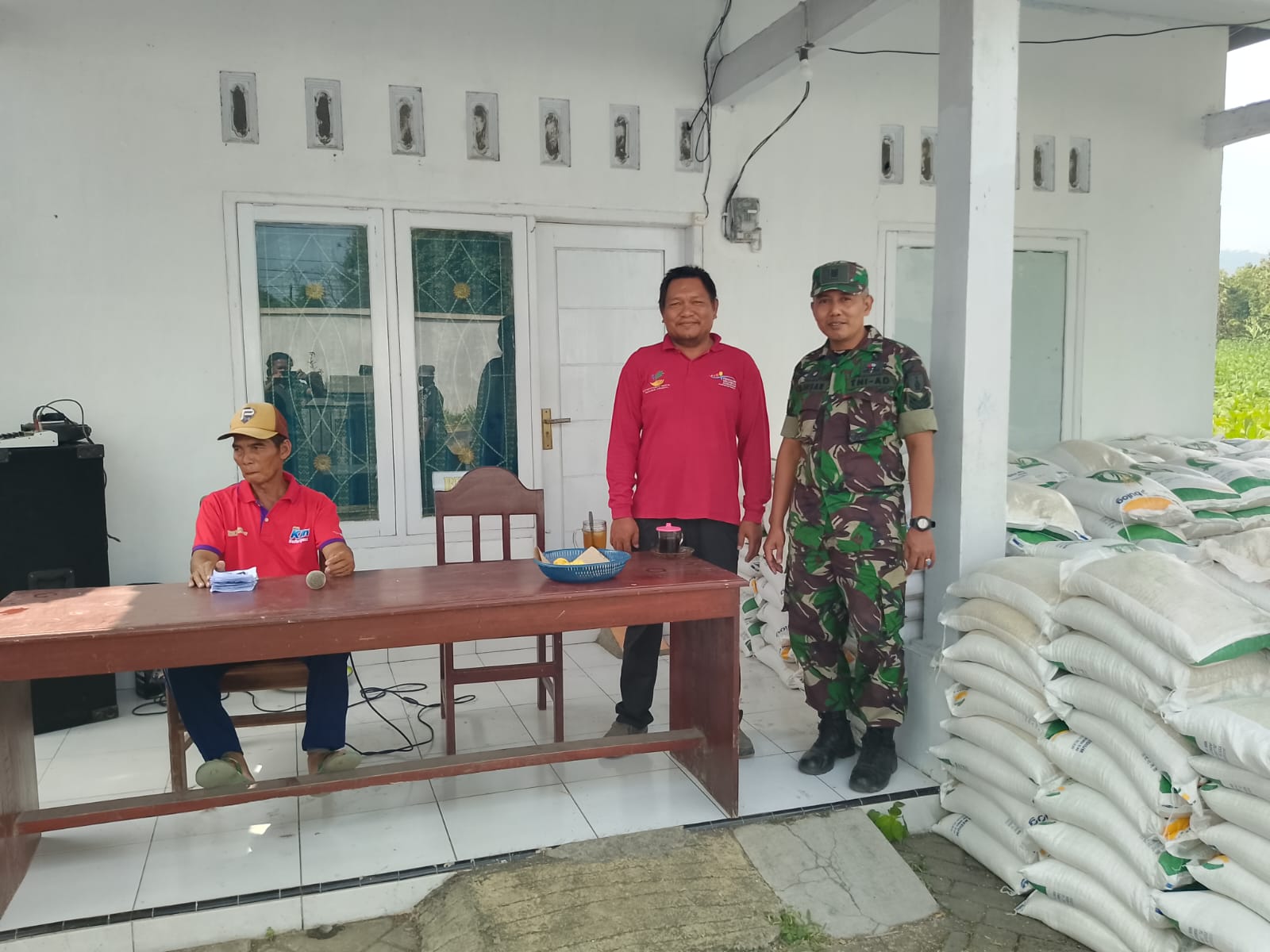 Babinsa Besuk Kawal Penyaluran Bantuan Beras 2025 Tepat Sasaran