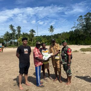 Babinsa Koramil 1710-01/Kokonao Dampingi Penyaluran Beras Ketahanan Pangan Untuk Masyarakat Babinsa Koramil 1710-01/Kokonao Dampingi Penyaluran Beras Ketahanan Pangan Untuk Masyarakat