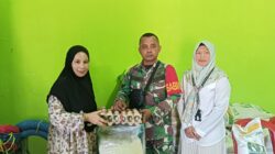 Beras Bantuan Pangan Disalurkan Babinsa Muara Uya-Jaro Langsung