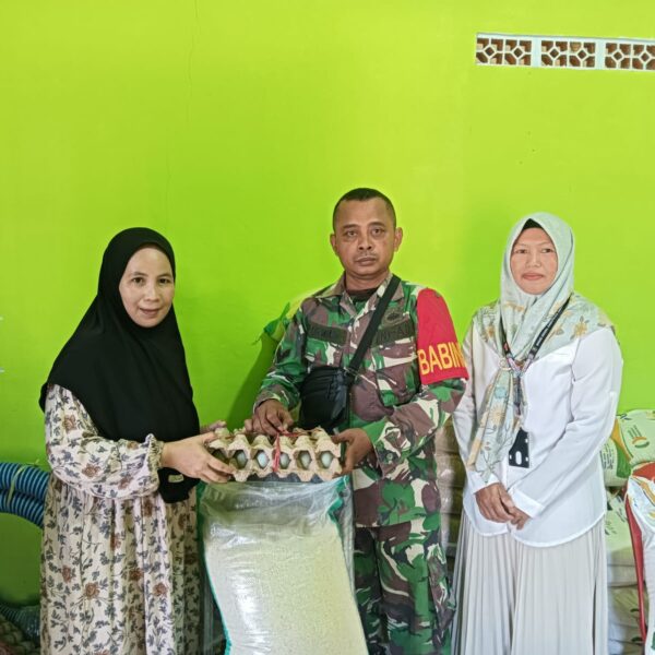 Beras Bantuan Pangan Disalurkan Babinsa Muara Uya-Jaro Langsung