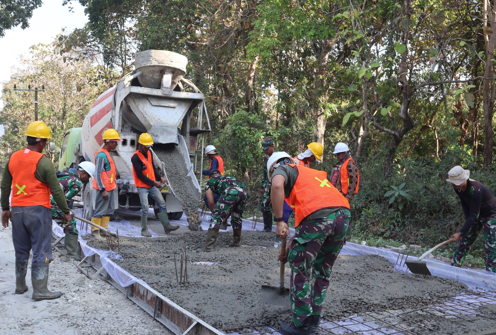 Pembangunan Jalan Cor Beton TMMD 125 Bojonegoro di Desa Soko Terus Dikebut
