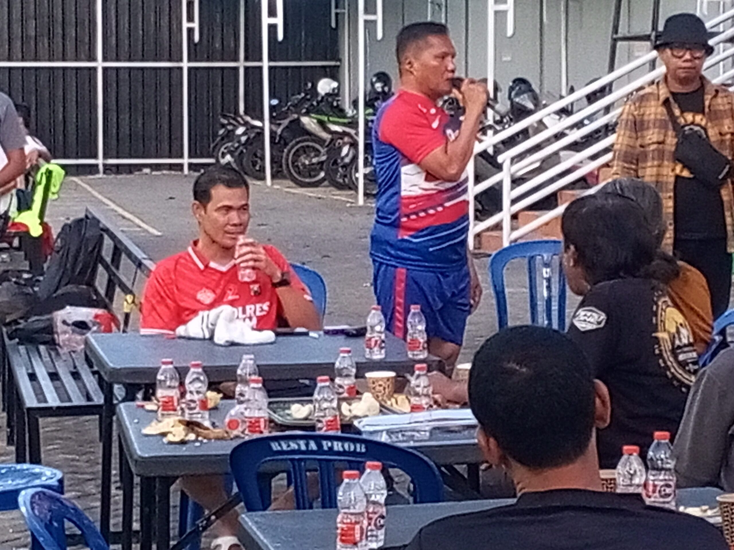 Kapolres Probolinggo Kota Ajak Awak Media Bermain Sepak Bola Bersama Kapolres Probolinggo Kota Ajak Awak Media Bermain Sepak Bola Bersama