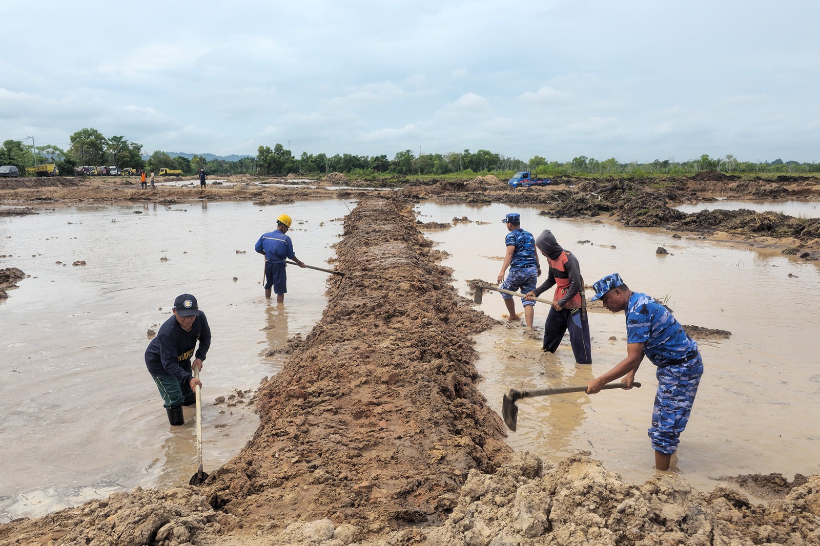 Lanud Sultan Hasanuddin dan Kelompok Tani Pinrang Garap Lahan Bersama Dukung Program Ketahanan Pangan Pemerintah
