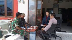 Pastikan Wilayah Binaan Aman, Babinsa Bersama Bhabinkamtibmas Lakukan Komsos Dengan Anggota Linmas