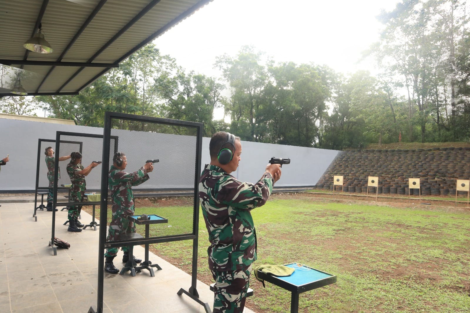 Tingkatkan Kemampuan Prajurit, Lanud Sultan Hasanuddin Gelar Latihan Menembak Pistol
