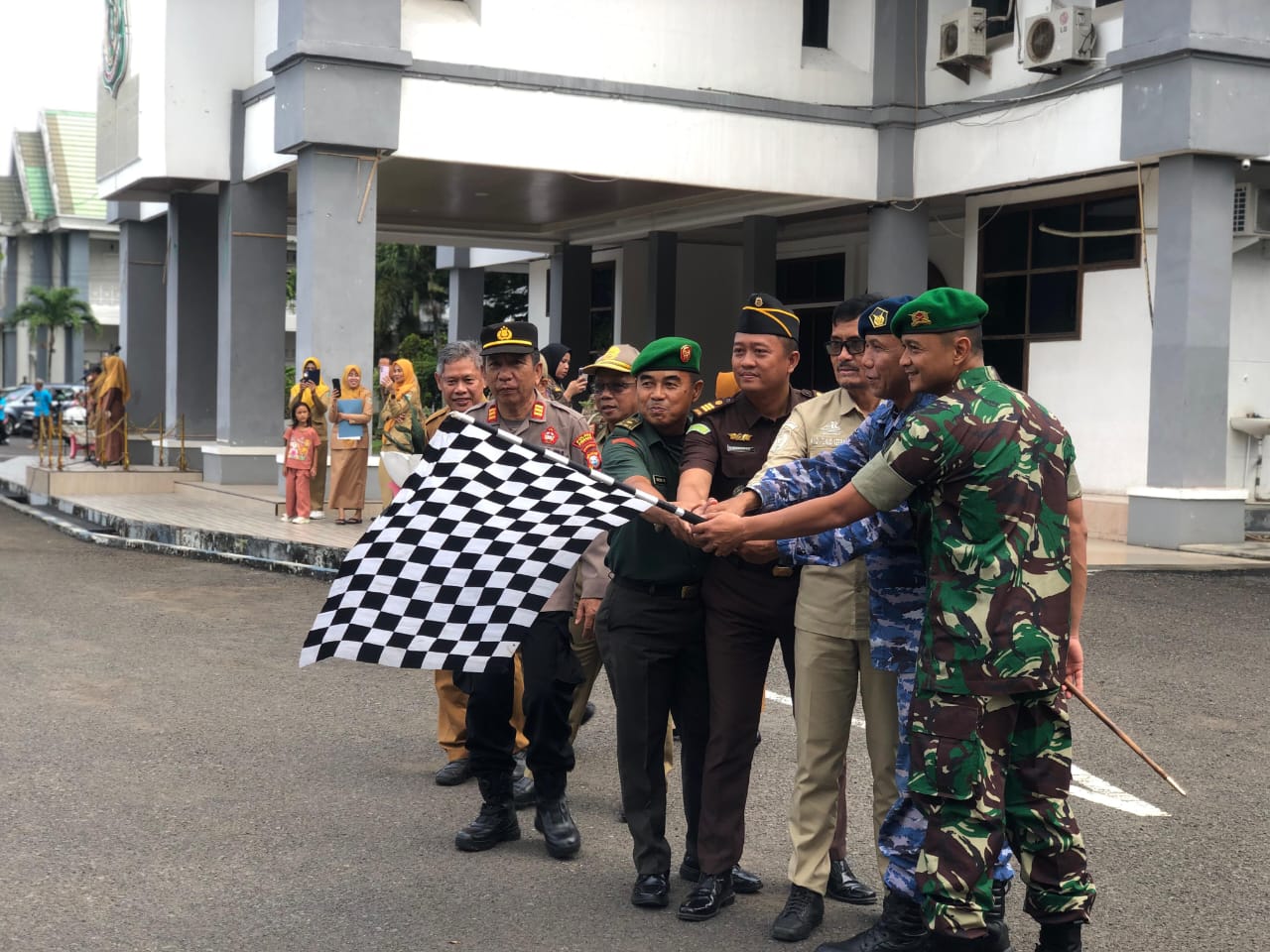Kadispotdirga Lanud Sultan Hasanuddin Bersama Sekda Kabupaten Pinrang Melepas Parade Festival Dirgantara Bumi Lasinrang Tahun 2025