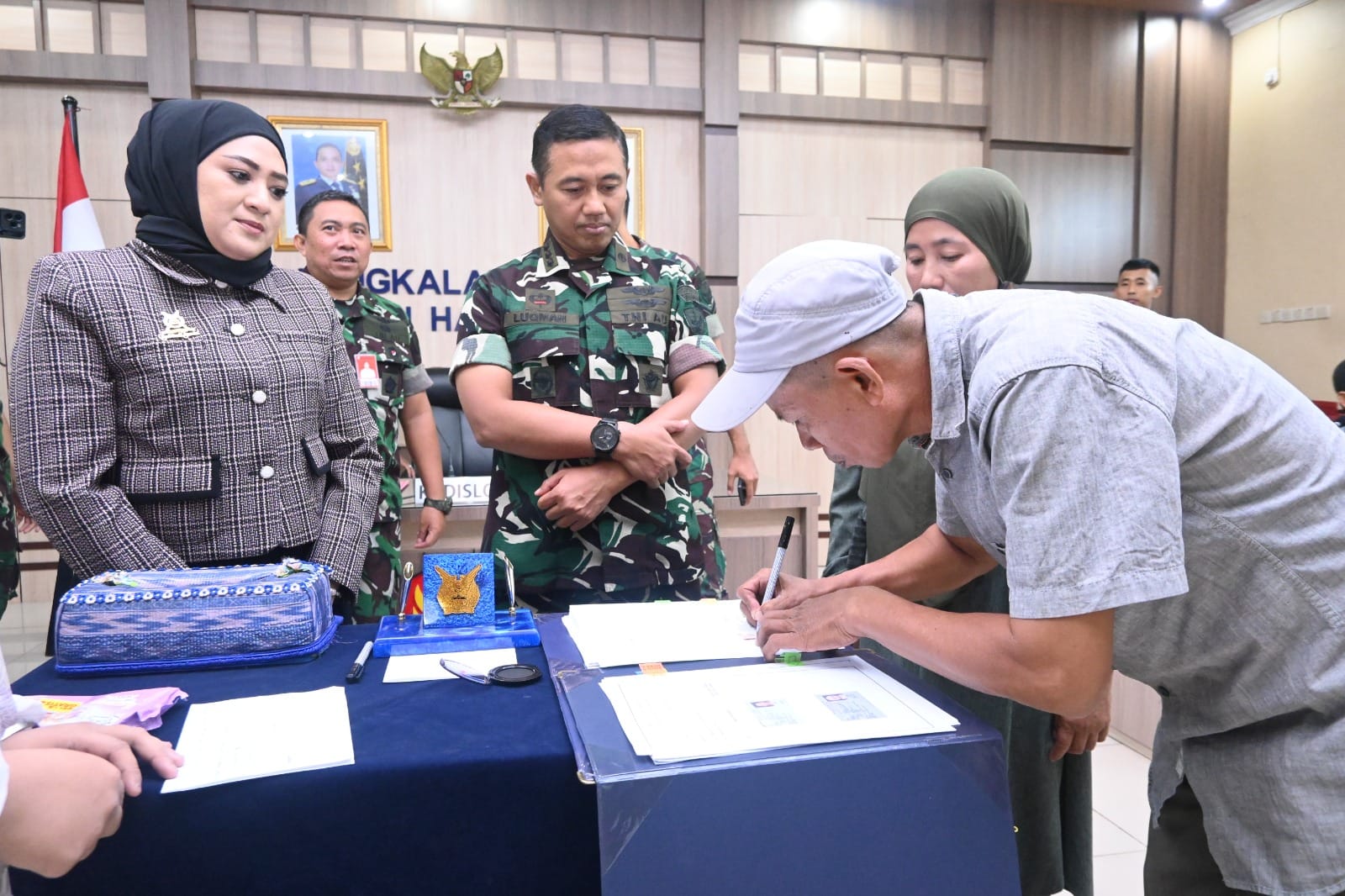 Kadislog Lanud Sultan Hasanuddin Menyaksikan Penandatanganan Pelepasan Hak Tanah Pengganti Aset TNI AU Becakayu