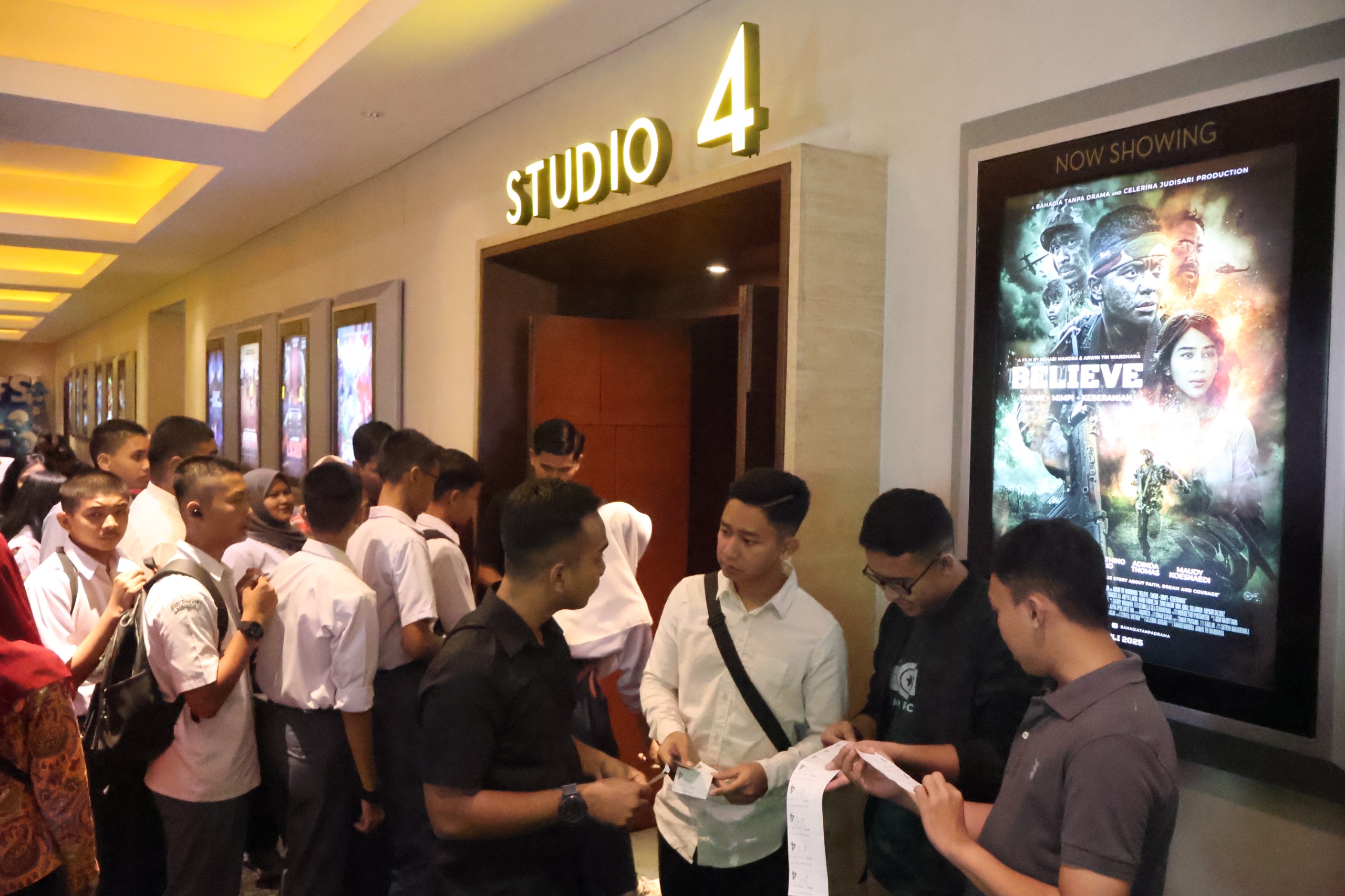 Keluarga Besar Lanud Sultan Hasanuddin Nonton Bersama Film BELIEVE