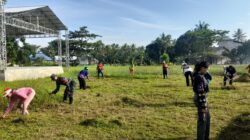 Babinsa Kerta Buana Bersama Warga Kompak Gotong Royong Bersihkan Lapangan Bola