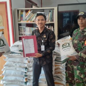 Sinergitas TNI Dan Pemerintah, Babinsa Hambau Dampingi Distribusi Bantuan Beras Sinergitas TNI Dan Pemerintah, Babinsa Hambau Dampingi Distribusi Bantuan Beras