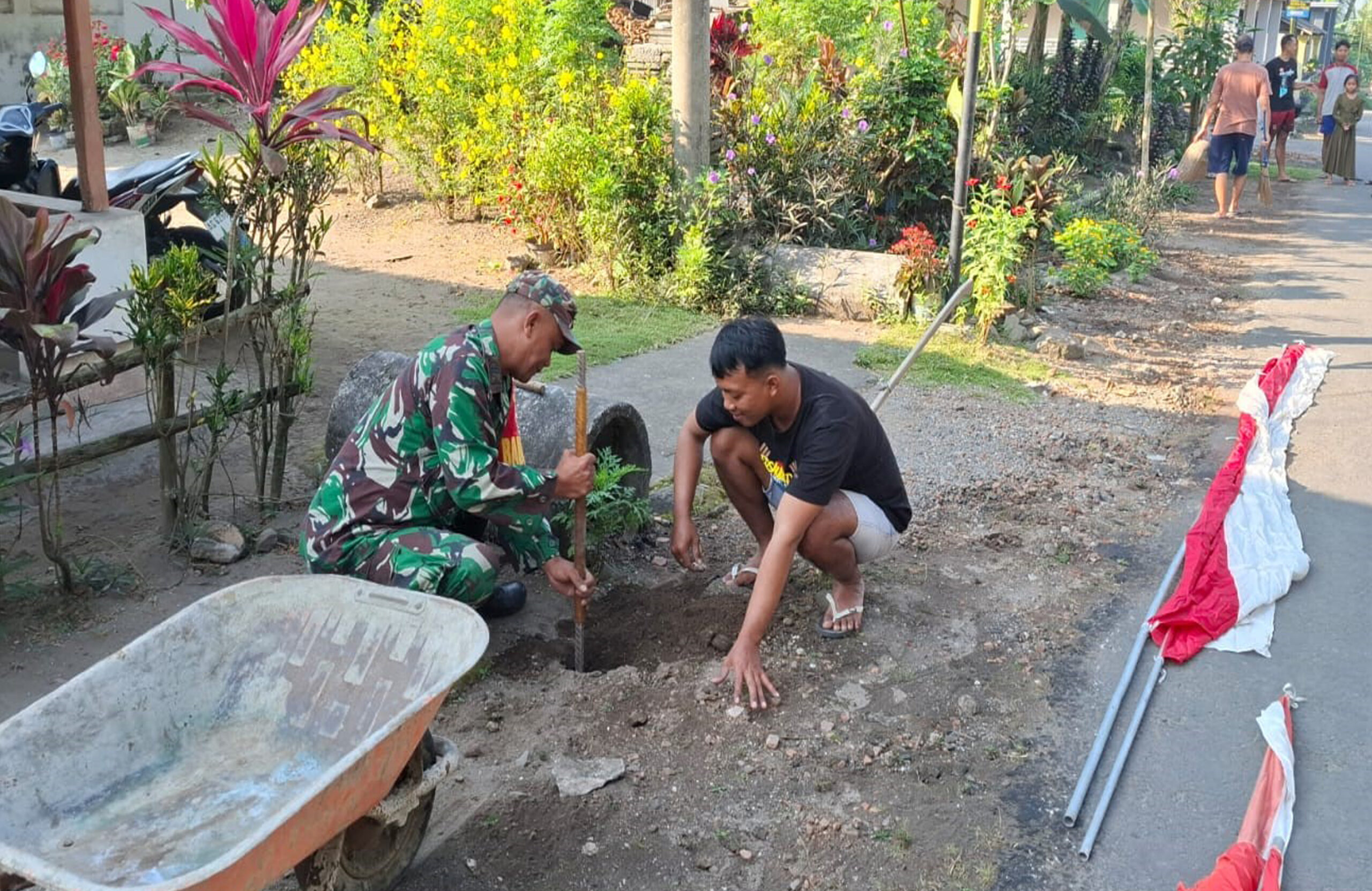 Pasang Bendera Dan Kerja Bhakti, Babinsa Dan Warga Gandusari Sambut HUT RI Ke 80