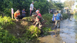 Kerja Bakti Massal HUT RI Ke-80, Kota Blitar Bersihkan Sungai Daung