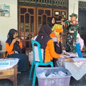 Posyandu Di Desa Kemloko, Koptu Sunarto Babinsa Koramil Nglegok Dampingi Percepatan Penurunan Stunting Posyandu Di Desa Kemloko, Koptu Sunarto Babinsa Koramil Nglegok Dampingi Percepatan Penurunan Stunting