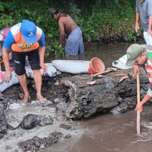 Jaga Kelancaran Pengairan Pertanian, Babinsa Desa Gondang Ajak Warga Kerja Bakti Memperbaiki Tanggul Sungai Jaga Kelancaran Pengairan Pertanian, Babinsa Desa Gondang Ajak Warga Kerja Bakti Memperbaiki Tanggul Sungai