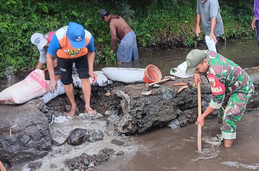 Jaga Kelancaran Pengairan Pertanian, Babinsa Desa Gondang Ajak Warga Kerja Bakti Memperbaiki Tanggul Sungai
