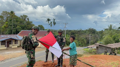 Nuansa Kemerdekaan Mulai Terasa di Tembutka, Satgas Yonif 126/KC dan Warga Bersatu Kibarkan Semangat Merah Putih