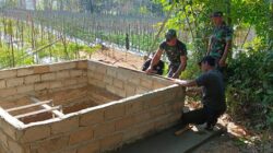 Tingkatkan Kesehatan Lingkungan, Babinsa Haruyan Bangun MCK Warga