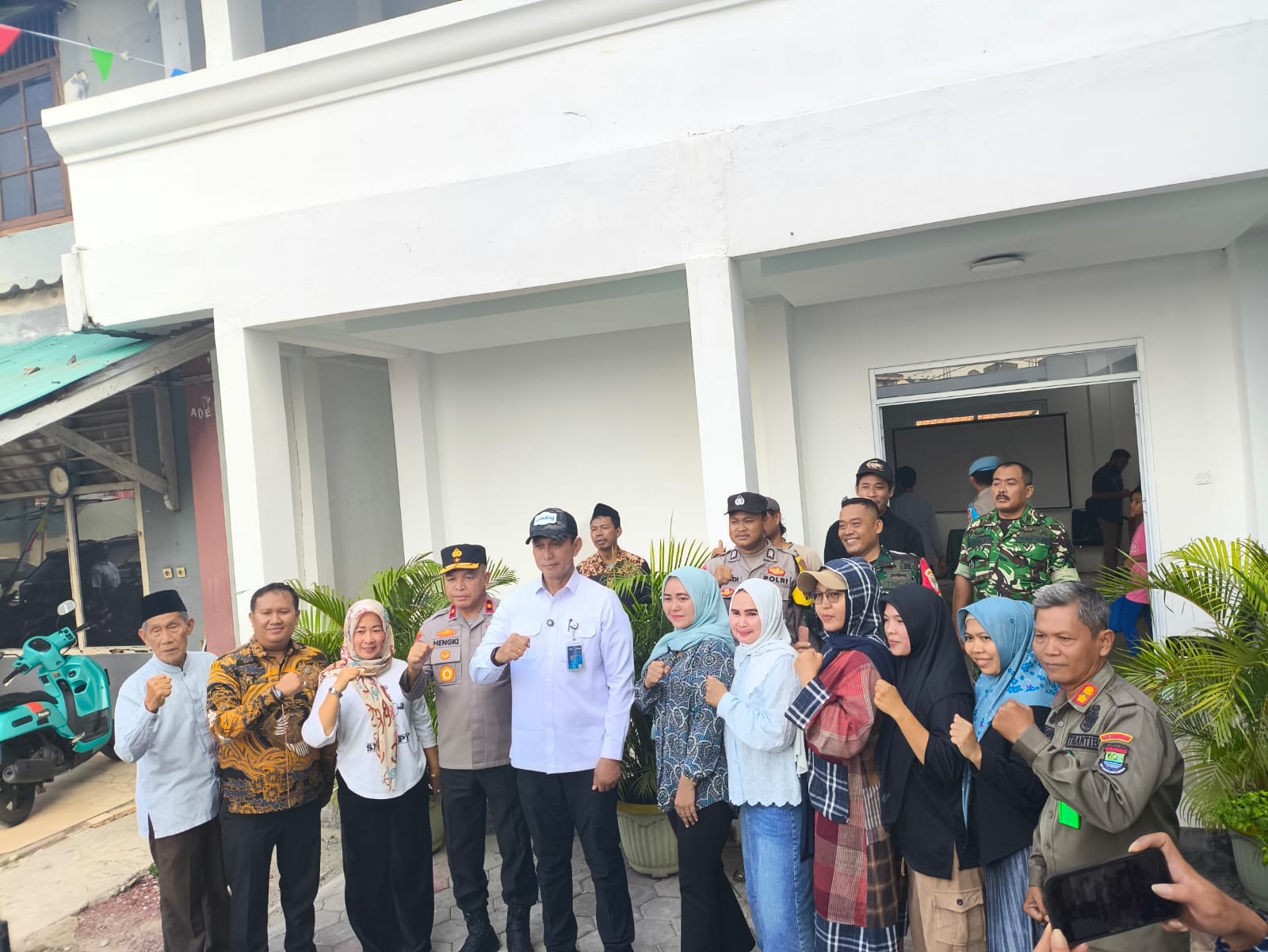 Waka Polda Banten Hadiri Penyaluran Bantuan Beras di Desa Cikupa, Kolaborasi Polri, Bulog, dan Pemerintah Desa