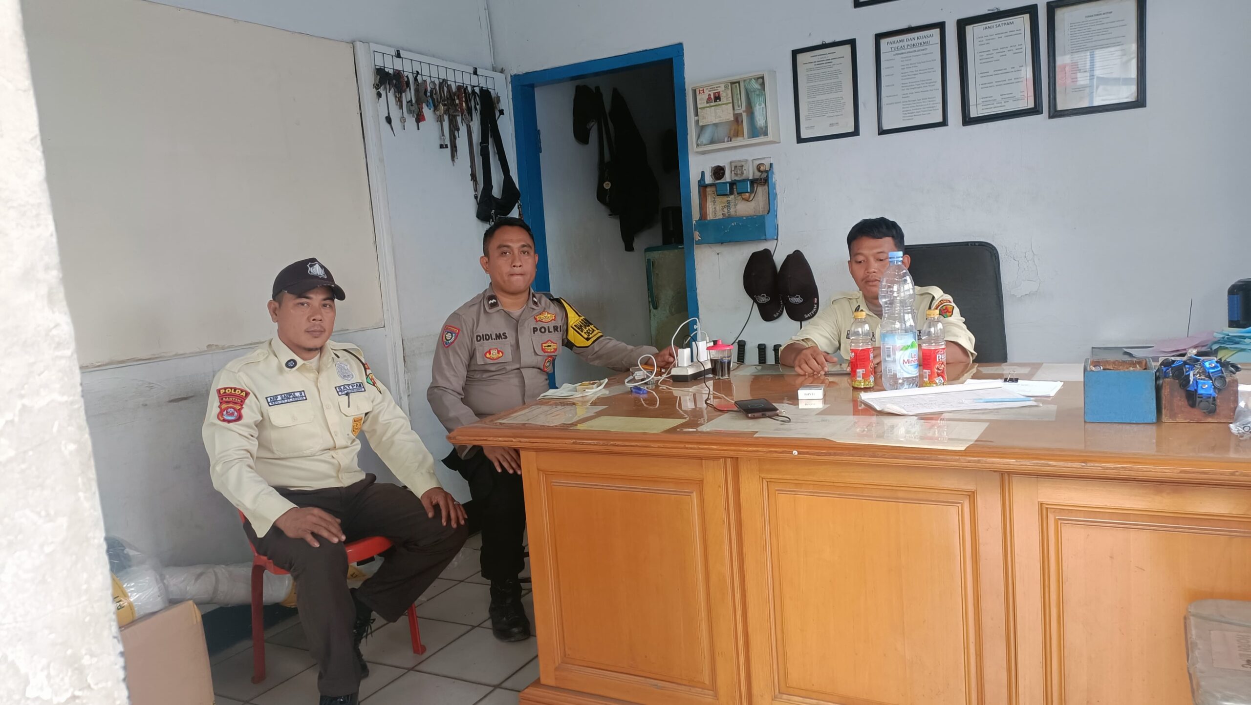 Pererat Silaturahmi, Bhabinkamtibmas Desa Sukanagara Sambangi Satpam PT. HMI di Cikupa