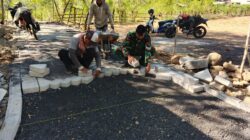 Tingkatkan Infrastruktur, Babinsa Kuripan Dampingi Warga Pasang Paving