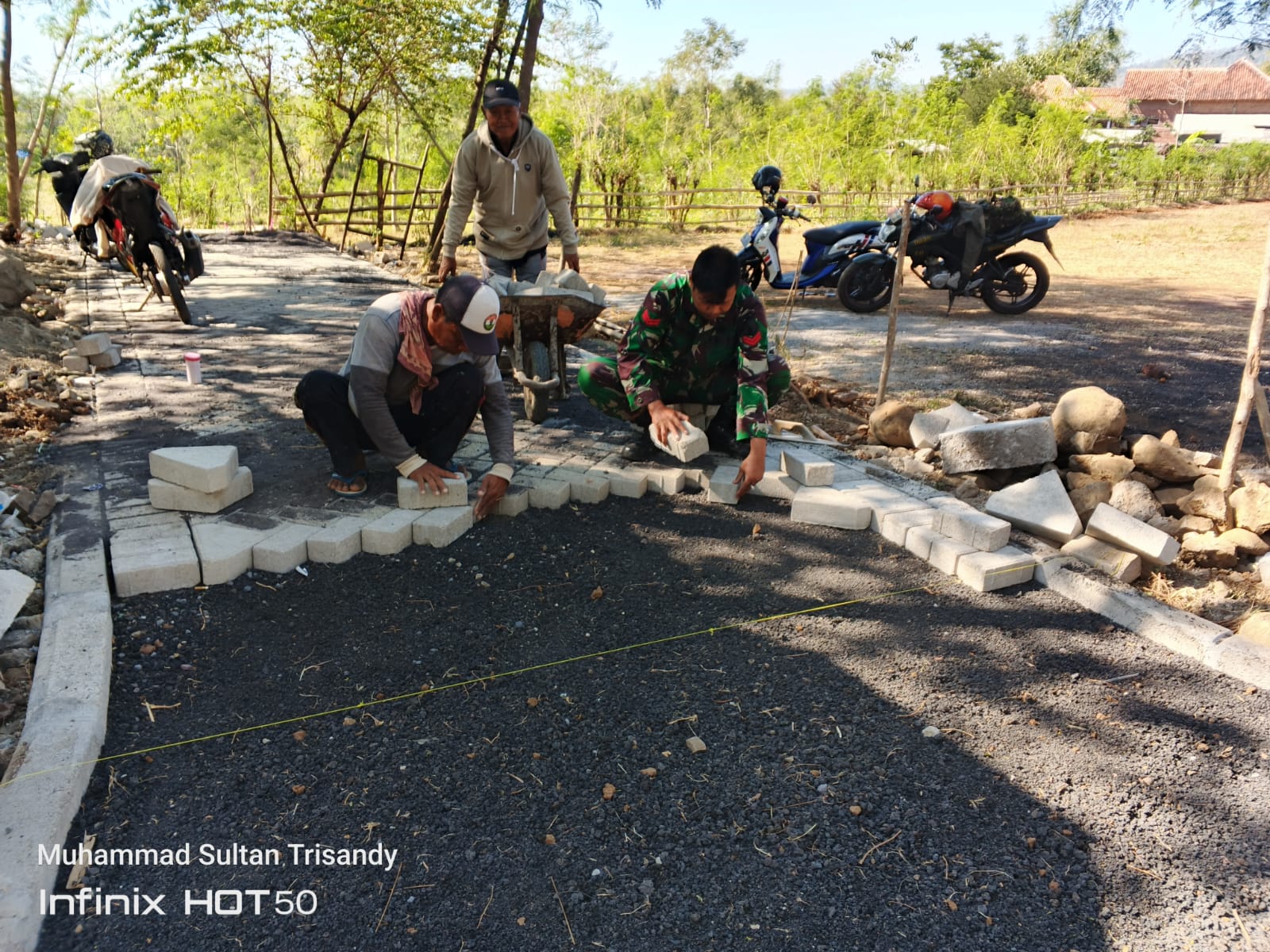 Tingkatkan Infrastruktur, Babinsa Kuripan Dampingi Warga Pasang Paving