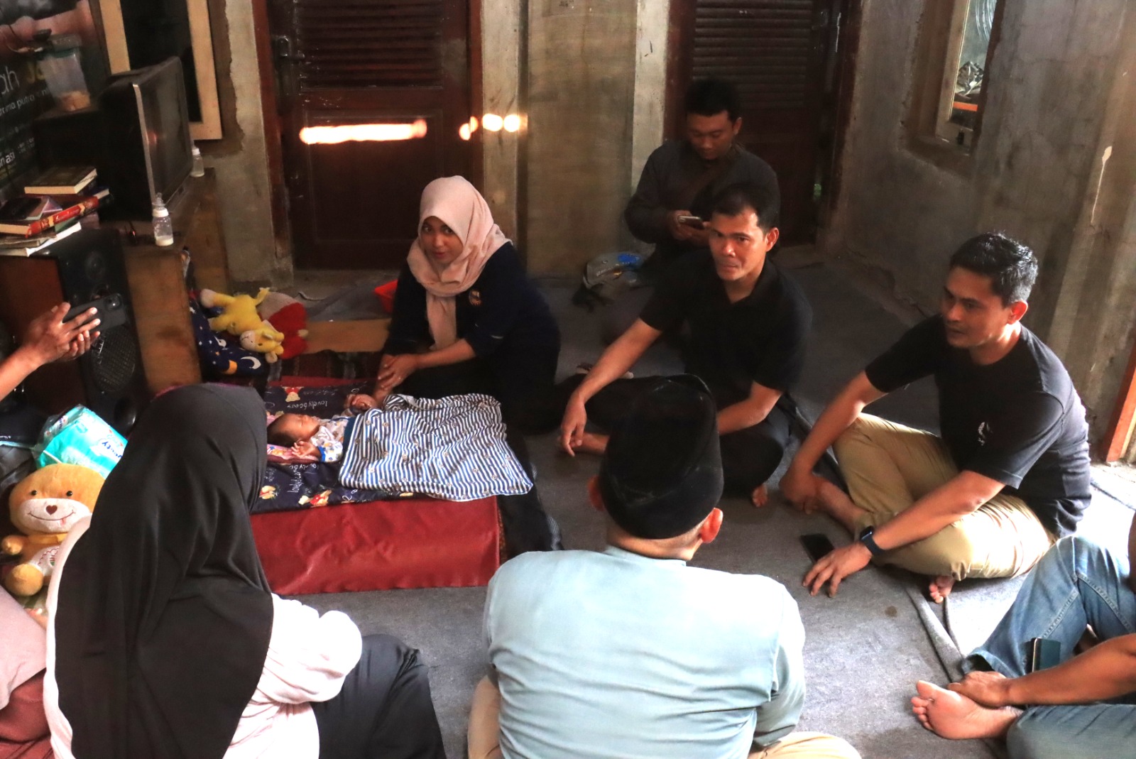 Kapolresta AKBP Rico Jenguk Bayi Ditinggal di Teras Rumah Sumberwetan