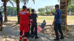 Damkar Kota Probolinggo Bantu Evakuasi Layangan Suang di Alun-alun