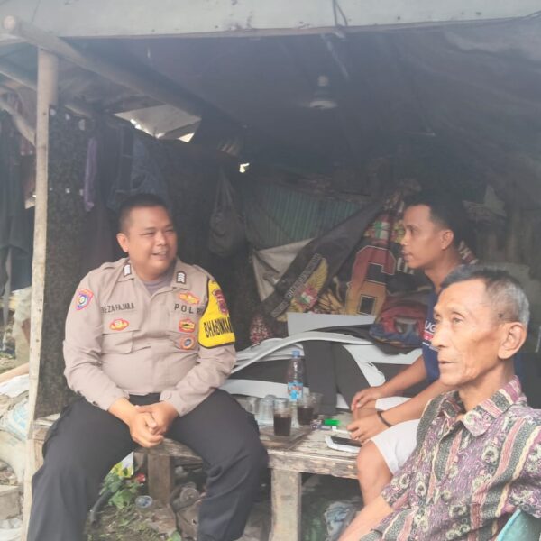 Jalin Kedekatan, Bhabinkamtibmas Desa Bojong Sambangi Warga dan Sampaikan Himbauan Kamtibmas