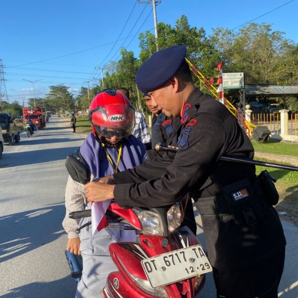 Semarak Merah Putih: Brimob Polda Sultra Bagikan dan Pasangkan Bendera kepada Pengguna Jalan Sambut HUT RI ke-80