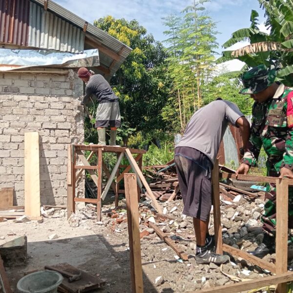Peduli Warga, Babinsa Kodim 1505/Tidore Bantu Bangun Dapur Milik Warga