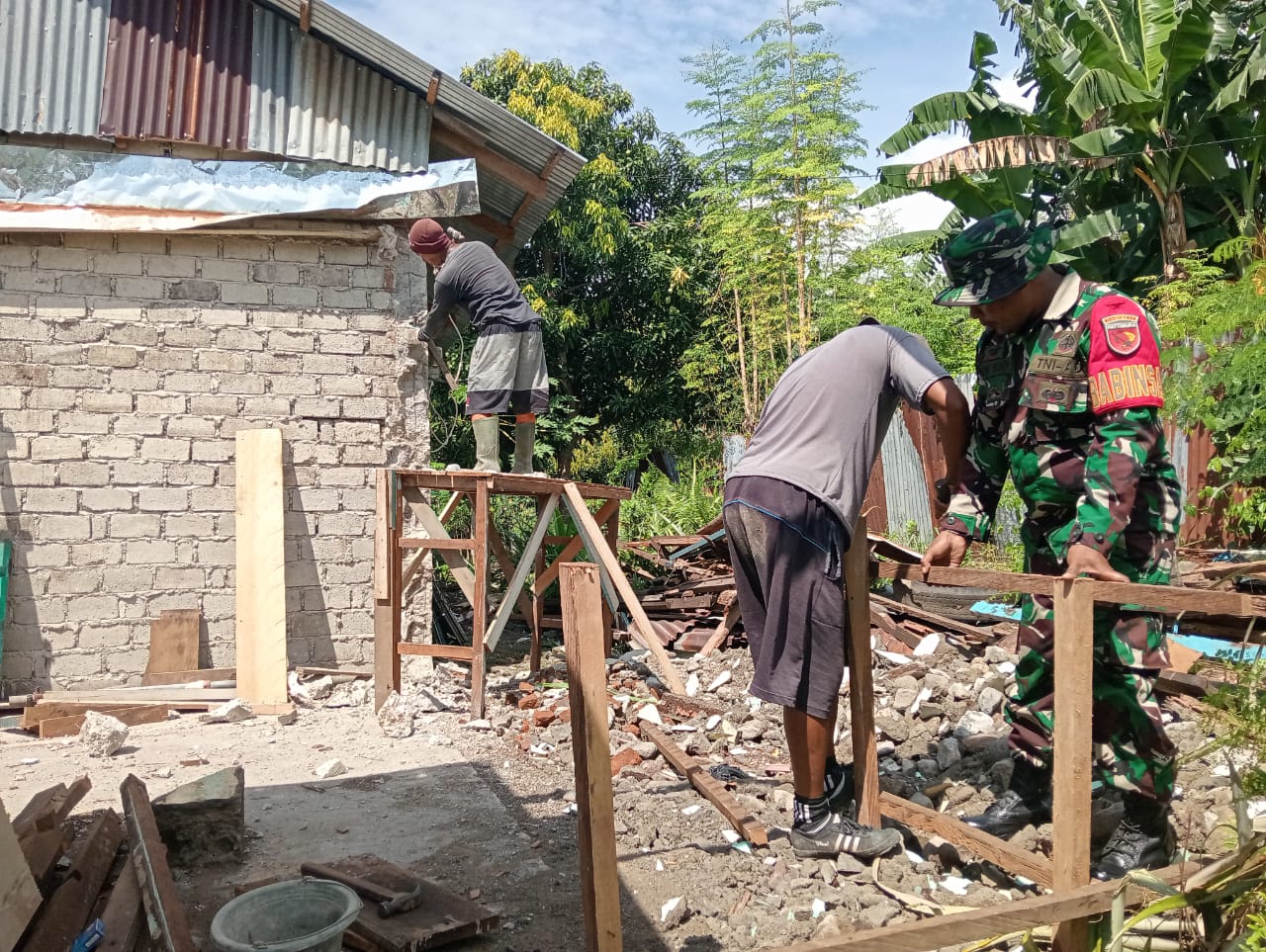 Peduli Warga, Babinsa Kodim 1505/Tidore Bantu Bangun Dapur Milik Warga Peduli Warga, Babinsa Kodim 1505/Tidore Bantu Bangun Dapur Milik Warga