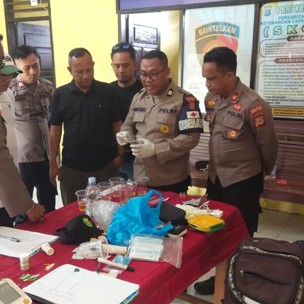 Sipropam, Sidokkes dan Satresnarkoba Polres Morowali Utara melaksanakan pemeriksaan urine kepada personel Polsek Bungku Utara