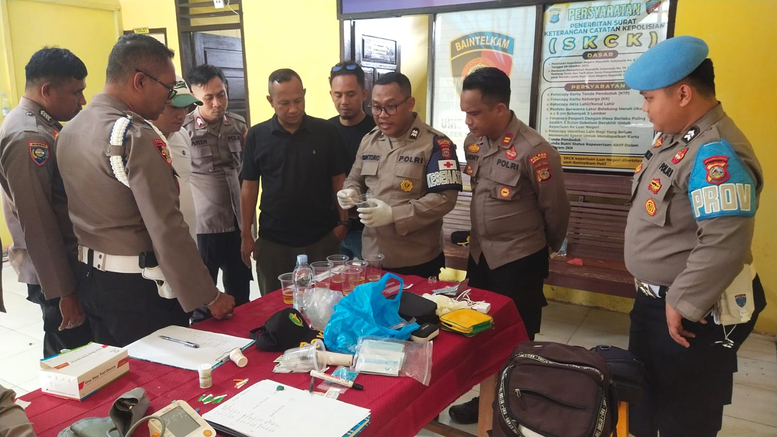 Sipropam, Sidokkes dan Satresnarkoba Polres Morowali Utara melaksanakan pemeriksaan urine kepada personel Polsek Bungku Utara