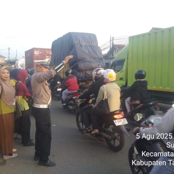 Polsek Cikupa Gelar PECAK di Titik Rawan Pagi Hari, Ciptakan Kamseltibcar Lantas