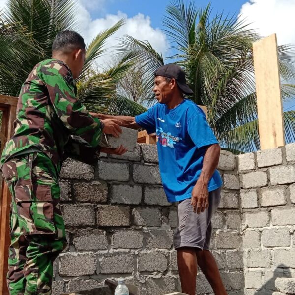 Babinsa Koramil 1505-04 Oba Bantu Warga Bangun Rumah di Desa Gita
