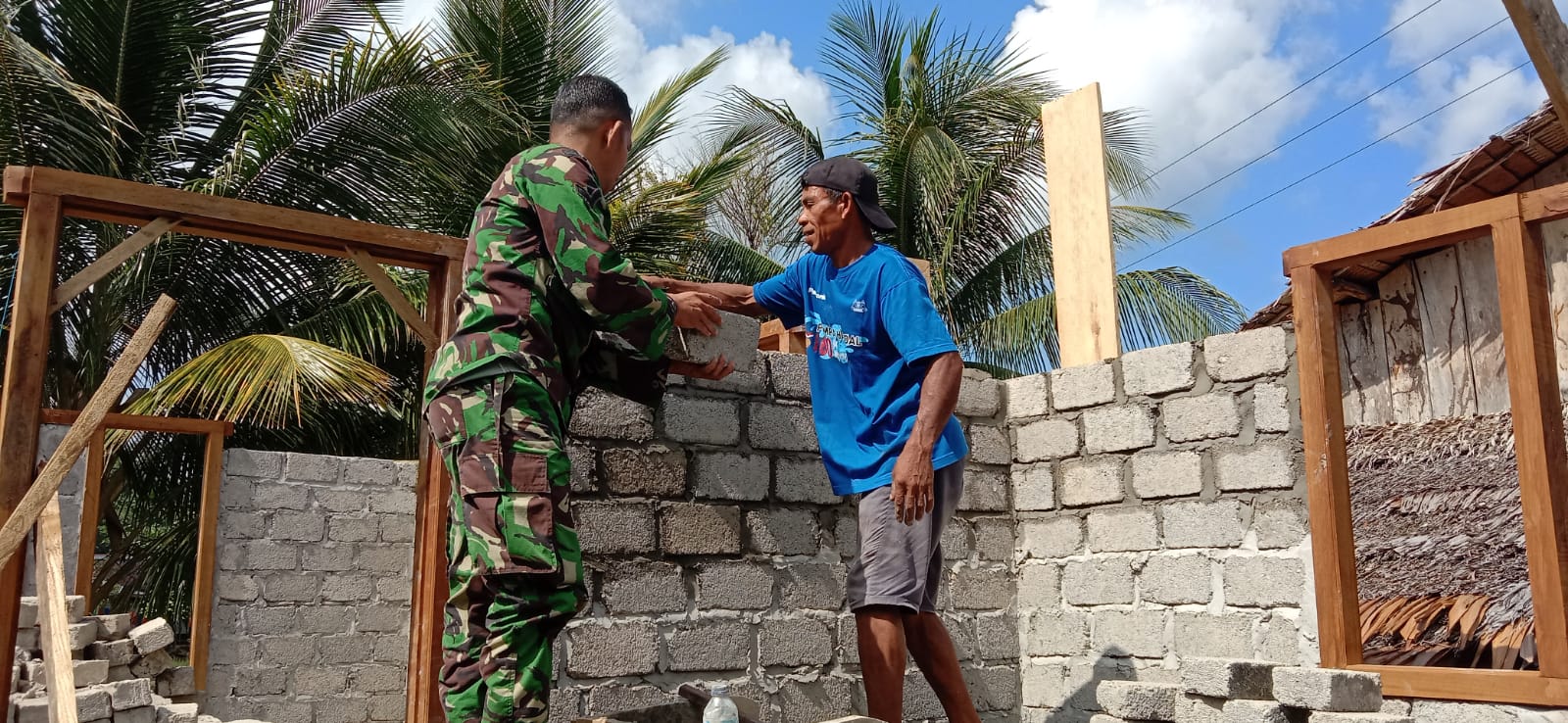 Babinsa Koramil 1505-04 Oba Bantu Warga Bangun Rumah di Desa Gita