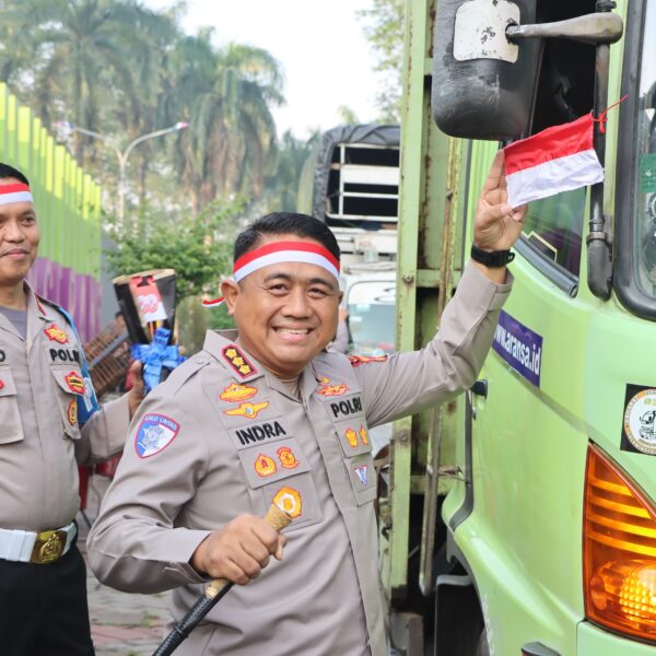 Jelang Hari Kemerdekaan, Kapolresta Tangerang Bagikan Bendera Merah Putih kepada Pengguna Jalan