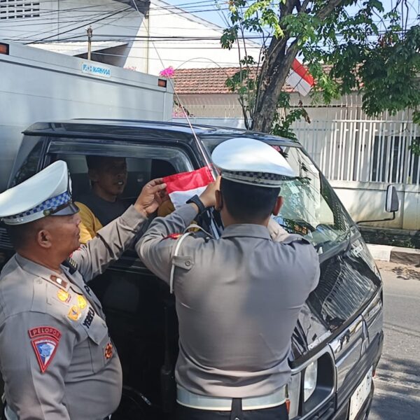 Aiptu Yeri Pimpin Giat Poros Pagi, Satlantas Kota Probolinggo Bagikan Bendera