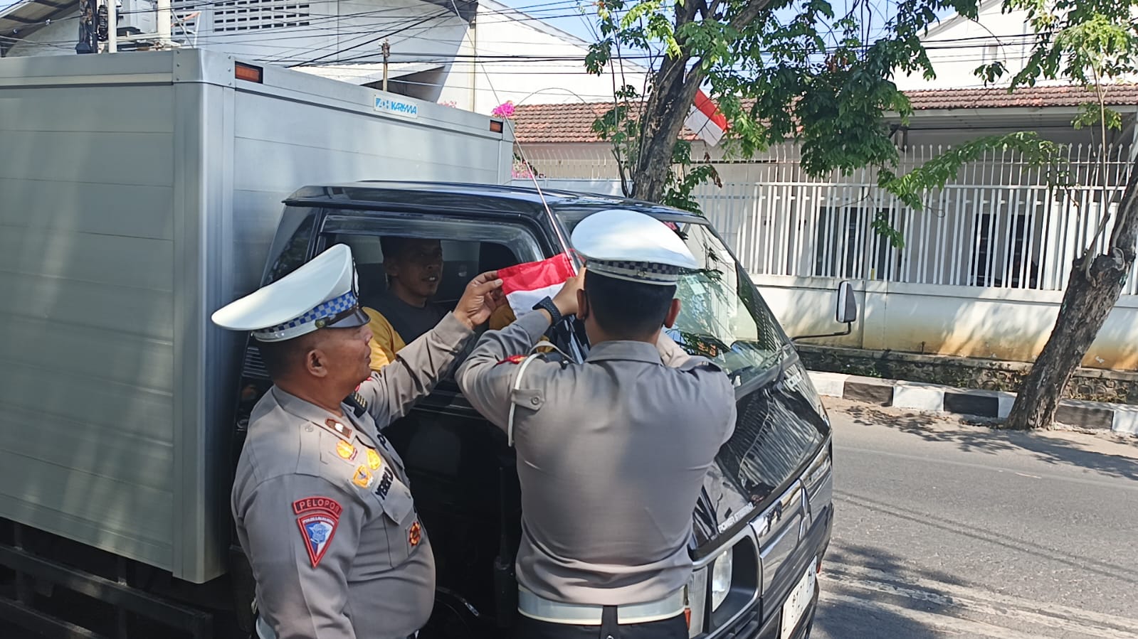 Aiptu Yeri Pimpin Giat Poros Pagi, Satlantas Kota Probolinggo Bagikan Bendera